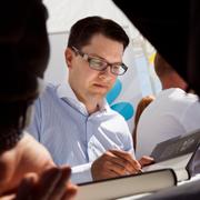 Jimmie Åkesson signerar sin bok.
