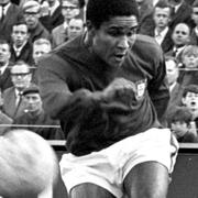 Eusébio i EM-kvalmatchen mellan Sverige och Portugal på Råsunda 1967.