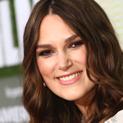 Keira Knightley/ Barnböcker i ett ”tåg” på ett biliotek. 