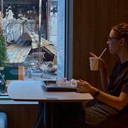 Förstörd kontorsbyggnad utanför en restaurang i Kyjiv, Ukraina den 16 september 2026.