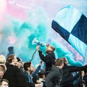 Djurgårdsfans på läktaren under en fotbollsmatch i herrallsvenskan mellan Djurgårdens IF och Helsingborgs IF på Tele2 Arena i september.