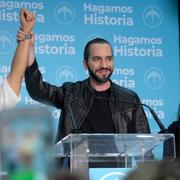 Nayib Bukele med sin fru Gabriela Rodriguez och vice president-kandidaten Felix Ulloa. 