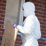  Polis och kriminaltekniker på plats utanför en fastighet i norra Lund på annandag påsk.