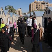 Palestinier samlas för val i Deir al-Balah på Gazaremsan.