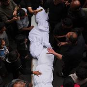 Anhöriga sörjer vid kropparna av dem som dödats i ett israeliskt luftangrepp i Gaza stad, 23 april 2025. 