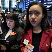 Investerarna Lauren Simmons och Phyllis Arena Woods på New York Stock Exchange. Arkivbild.