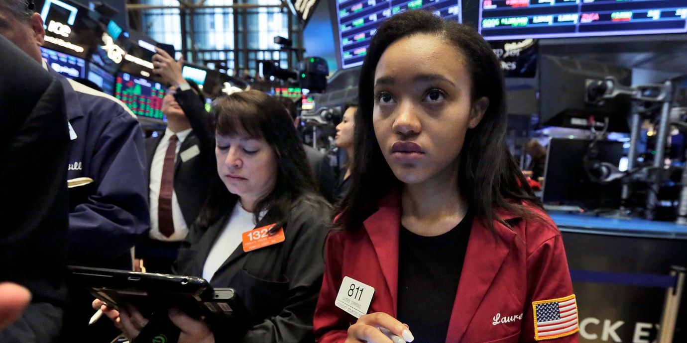 Investerarna Lauren Simmons och Phyllis Arena Woods på New York Stock Exchange. Arkivbild.