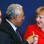 Estlands statsminister Taavi Roivas till vänster, Portugals premiärminister Antonio Luis Santos da Costa och Tysklands förbundskansler Angela Merkel till höger.