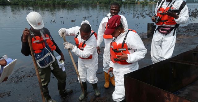 Arkivbild. En insatsgrupp inspekterar oljespill vid Nigerfloden, augusti 2018.  RON BOUSSO / REUTERS