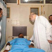 Indiens inrikesminister Amit Shah besöker  Vishwash Kumar Ramesh på sjukhuset i Ahmedabad.