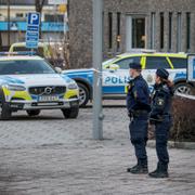 Polisen på plats vid polishuset i Norrköping.