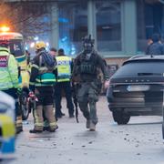 Polis och räddningspersonal utanför skolan i samband med dådet. 