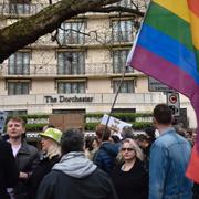 Protester utanför ett Dorchester hotell i London.