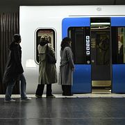 Illustrationsbild. Resenärer kliver på ett tunnelbanetåg.