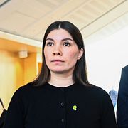 Annika Hirvonen (MP), migrationspolitisk talesperson för Miljöpartiet, och Tony Haddou (V), migrationspolitisk talesperson för Vänsterpartiet, vid en pressträff om åtgärder mot tonårsutvisningarna tidigare i år.