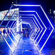 Konstverket ”Hexx” av spanska Calido studios på Nobel Week Lights utställning i Tensta. 