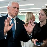 Mike Pence talar med besökare efter ett framträdande i september.