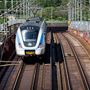 Ett pendeltåg i Stockholm. Tåget på bilden befinner sig på Årstabroarna, och inte på Rönninge station. 