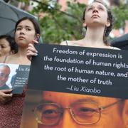 Demonstranter i New York hyllar Liu Xiaobo. 