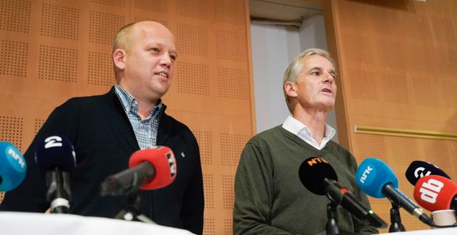 Senterpartiets ledare Trygve Slagsvold Vedum tillsammans med AP-ledaren Jonas Gahr Støre på en presskonferens.  Terje Pedersen / TT NYHETSBYRÅN
