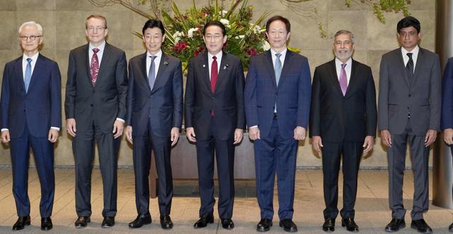 Bild från mötet. Japans premiärminister Fumio Kishida i mitten, och till höger om honom står landets ekonomiminister. Övriga män är chefer för stora chipbolag. AP