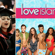 Vänster: Harvard-studenter firar. Till höger: Reklam för den brittiska realityserien Love Island. 