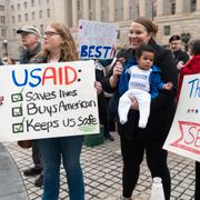 Protester mot nedläggningen av USAID. 