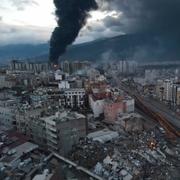 Förstörelse i staden Iskanderin efter skalvet. Serdar Ozsoy / AP