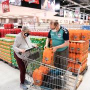 Jörn och Turid Andersen från Fredrikstad shoppar i Nordby på fredagen.