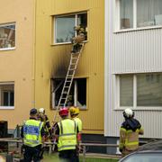 Räddningstjänsten på plats vid lägenheten i Malmö den 18 juli 2024. 