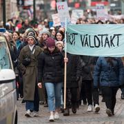 Hundratals demonstranter bakom parollen "Mot våldtäkt" på väg mellan Stortorget och Triangeln i Malmö vid lördagens demonstration mot sexuellt våld.