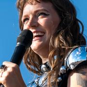 Tove Lo uppträder på Lollapaloozafestivalen i Stockholm 2022.