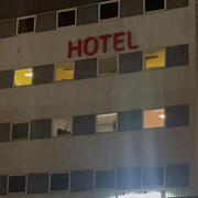 När SVT besöker hotellet i Spånga mötte de flera som ville berätta om missbruksproblemen.