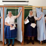 Ungerska kvinnor i traditionella kläder röstar i en skola i Veresegyhaz, drygt 30 kilometer öst om Budapest. 