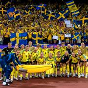 Landslaget tillsammans med de svenska fansen.