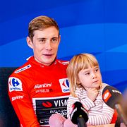 Jonas Vingegaard med dottern Frida under en presskonferens 2025.