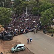 Demonstranter tågade mot Mugabes residens på lördagen, men stoppades av militär.