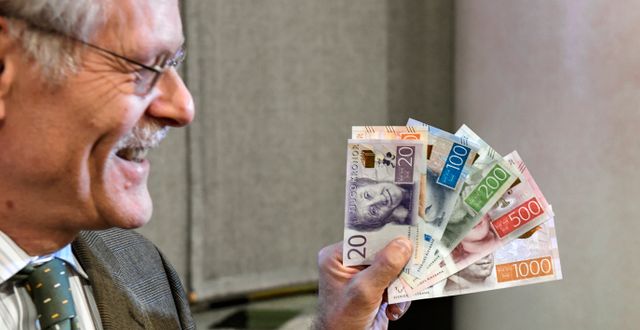 Illustrationsbild. Förre riksbankschefen Stefan Ingves visar upp nya sedlar 2015. Anders Wiklund/TT