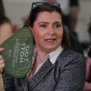 Colombias Diana Mejia svalkar sig under en av mötessessionerna i Belém.