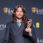 Ludwig Göransson med sitt Bafta-pris. 