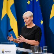 Äldre- och socialförsäkringsminister Anna Tenje (M) presenterar en utvecklad nationell demensstrategi.