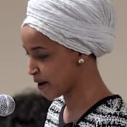 Mannen brottas ner av säkerhetsvakter/Ilhan Omar under talet. 