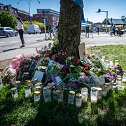 Arkivbild från slutet på maj: Blommor och ljus på minnesplatsen för den 15-åriga flicka som dog när hon blev påkörd av en bil på ett övergångsställe.