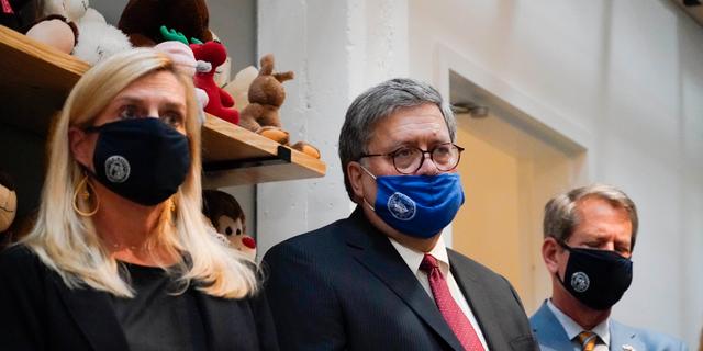 William Barr i mitten.  Brynn Anderson / TT NYHETSBYRÅN