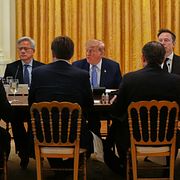 Jensen Huang i samband med att flera techledare träffade Donald Trump i Vita huset tidigare i höstas. Huang sitter på Trumps högra sida på bilden.
