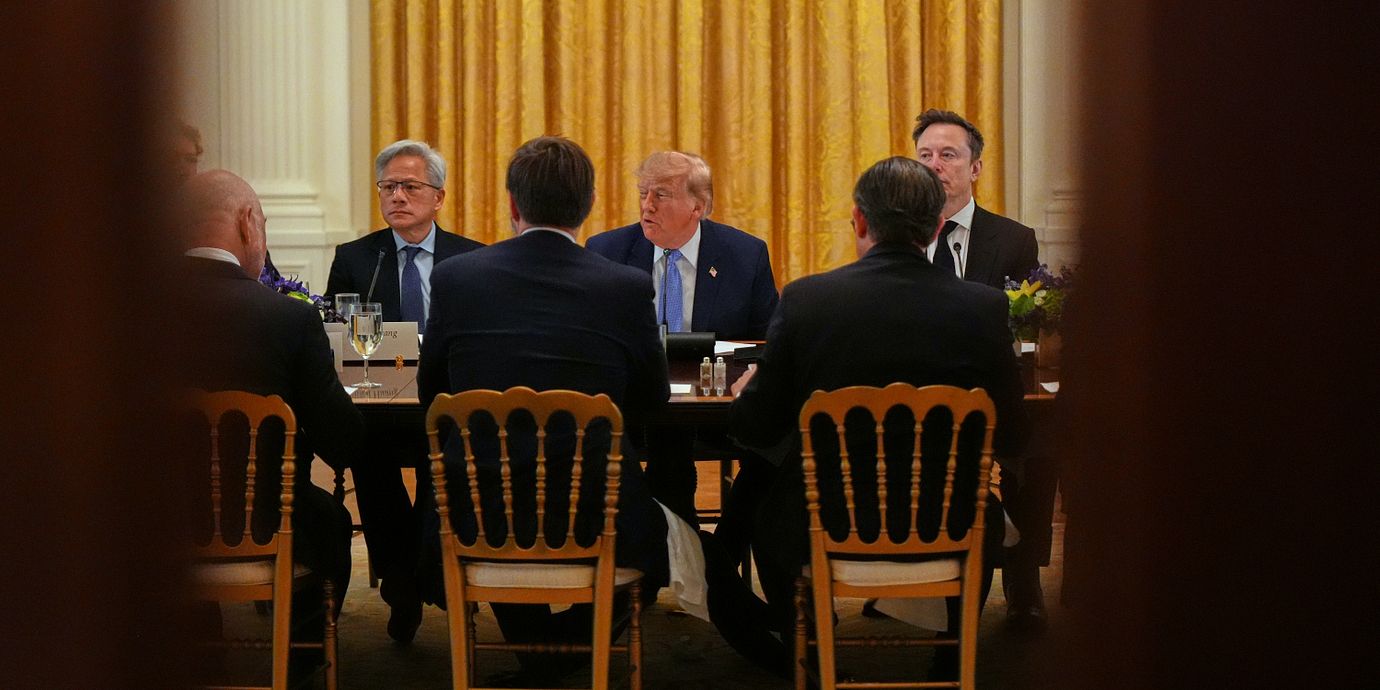 Jensen Huang i samband med att flera techledare träffade Donald Trump i Vita huset tidigare i höstas. Huang sitter på Trumps högra sida på bilden.