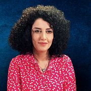 Narges Mohammadi på en av få offentligt tillgängliga bilder. Fotot ska ha tagits 2023 och har tillgängligjorts av den statsfinansierade amerikanska mediekanalen Voice of America.