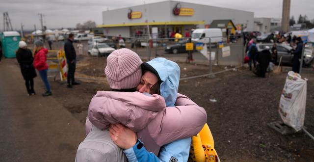 Två kvinnor kramas i Medyka, på polska sidan av gränsen. Markus Schreiber / AP