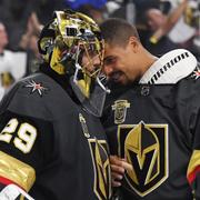 Marc-Andre Fleury och Ryan Reaves från Vegas firar segern. 