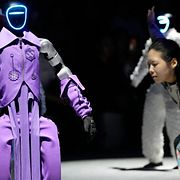 Humanoida robotar och mänskliga modeller på en modevisning i Seoul, 28 maj.